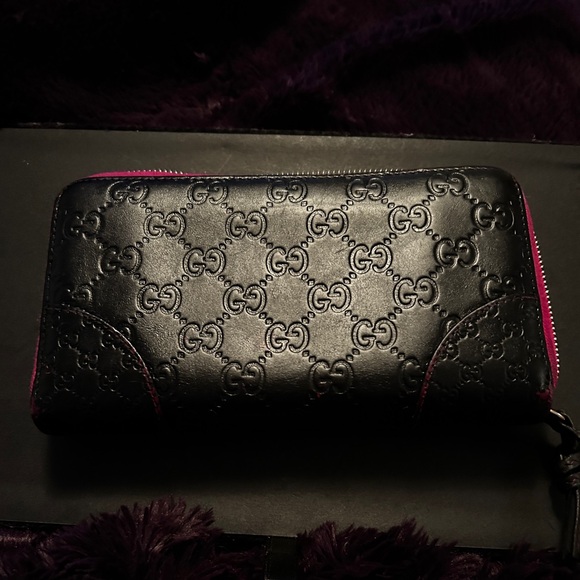 GUCCI GG GUCCISSIMA LEATHER
LONG ZIPPERED, MONOGRAM BLACK & PINK WALLET. - Picture 2 of 15